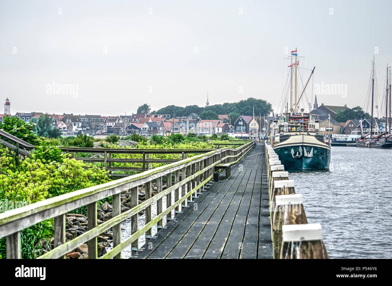 Holz- Plattformen und Liegeplatz im Hafen der Fischerei - Dorf Urk, Niederlande Stockfoto