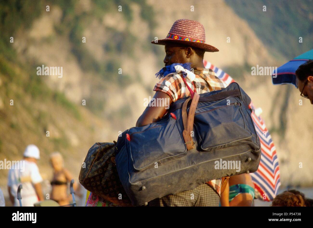 Afrikanische Einwanderer street vendor am Strand von Riva Trigoso (Ligurien, Italien) - venditore ambulante immigrato Africano sulla Spiaggia di Riva Trigoso (Ligurien, Italien) Stockfoto