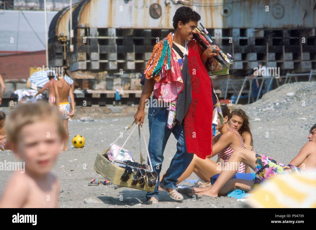 Afrikanische Einwanderer street vendor am Strand von Riva Trigoso (Ligurien, Italien) - venditore ambulante immigrato Africano sulla Spiaggia di Riva Trigoso (Ligurien, Italien) Stockfoto