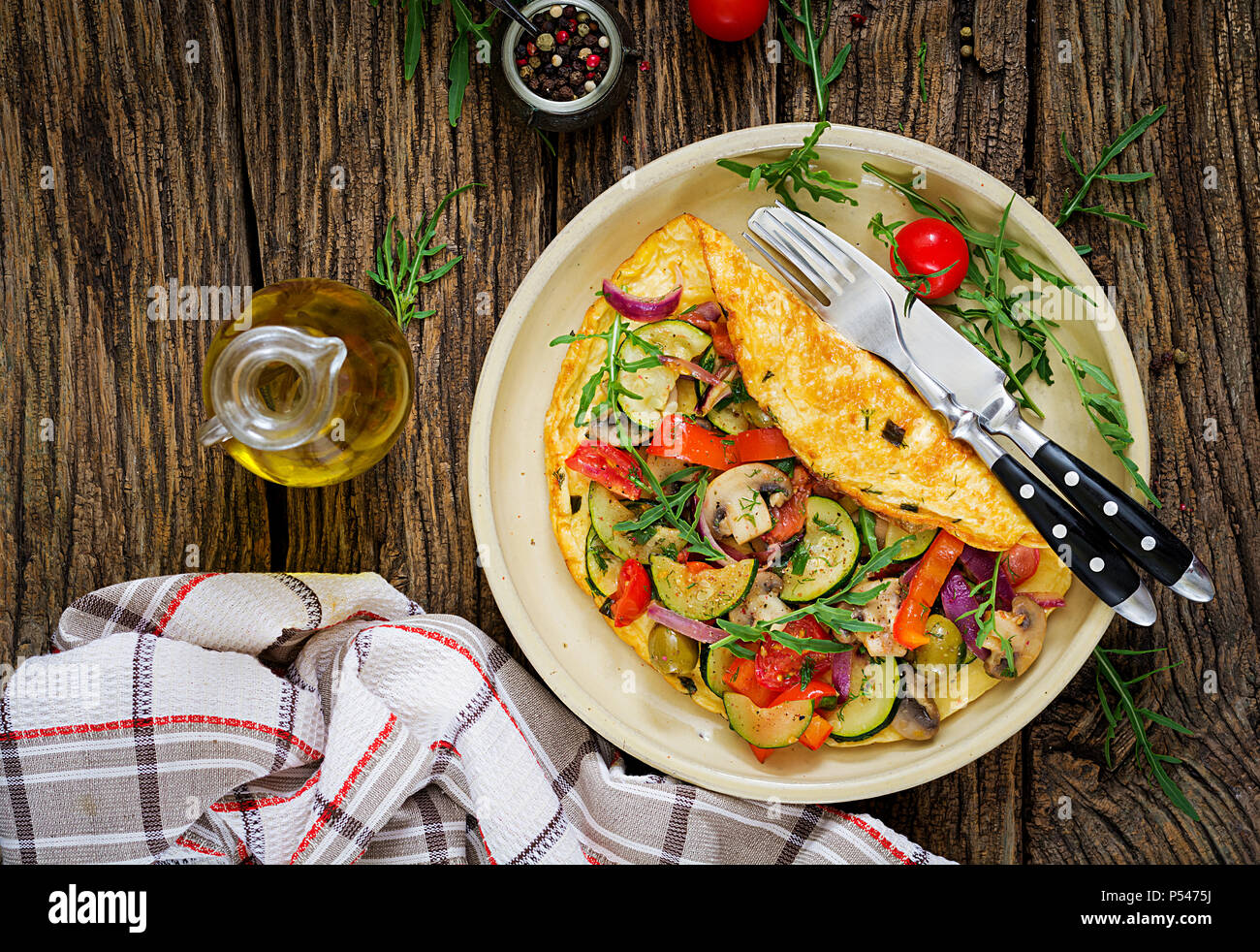 Omelett mit Tomaten, Zucchini und Pilzen. Omelette Frühstück. Gesundes Essen. Ansicht von oben. Flach Stockfoto