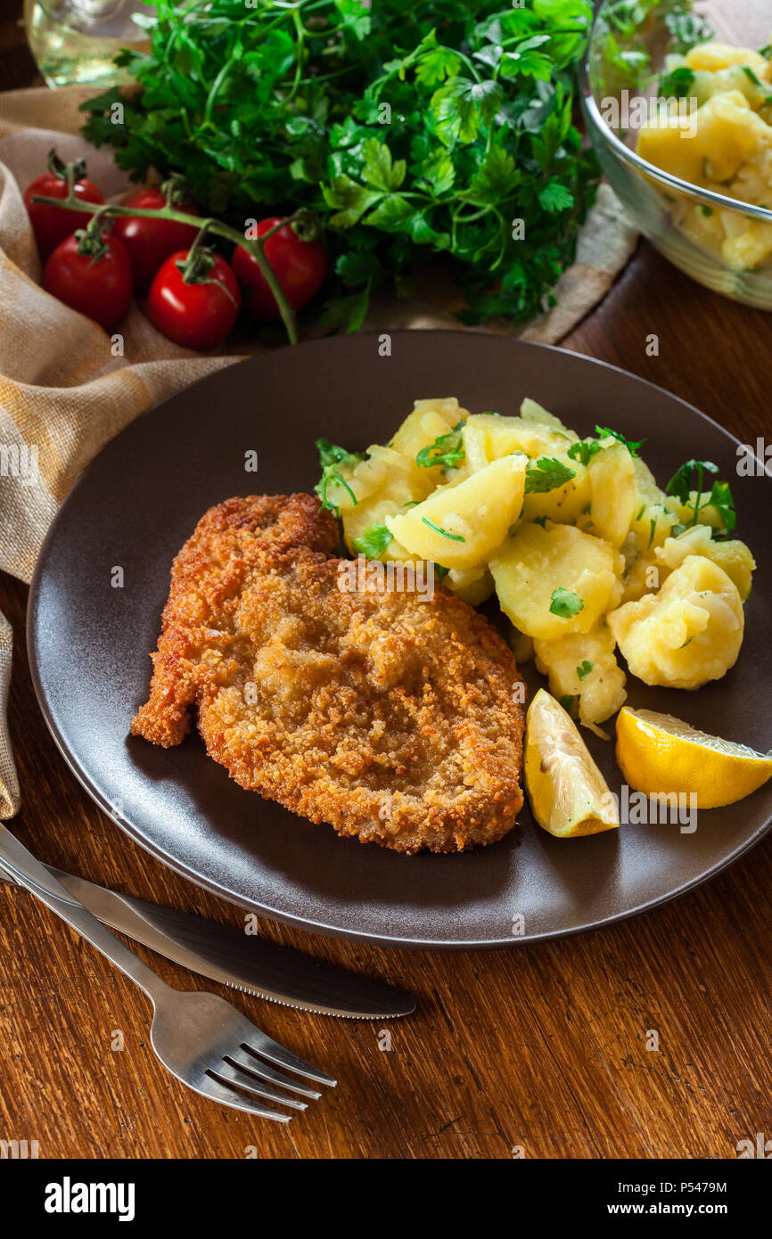 Wiener schnitzel mit kartoffelsalat auf einem teller -Fotos und ...