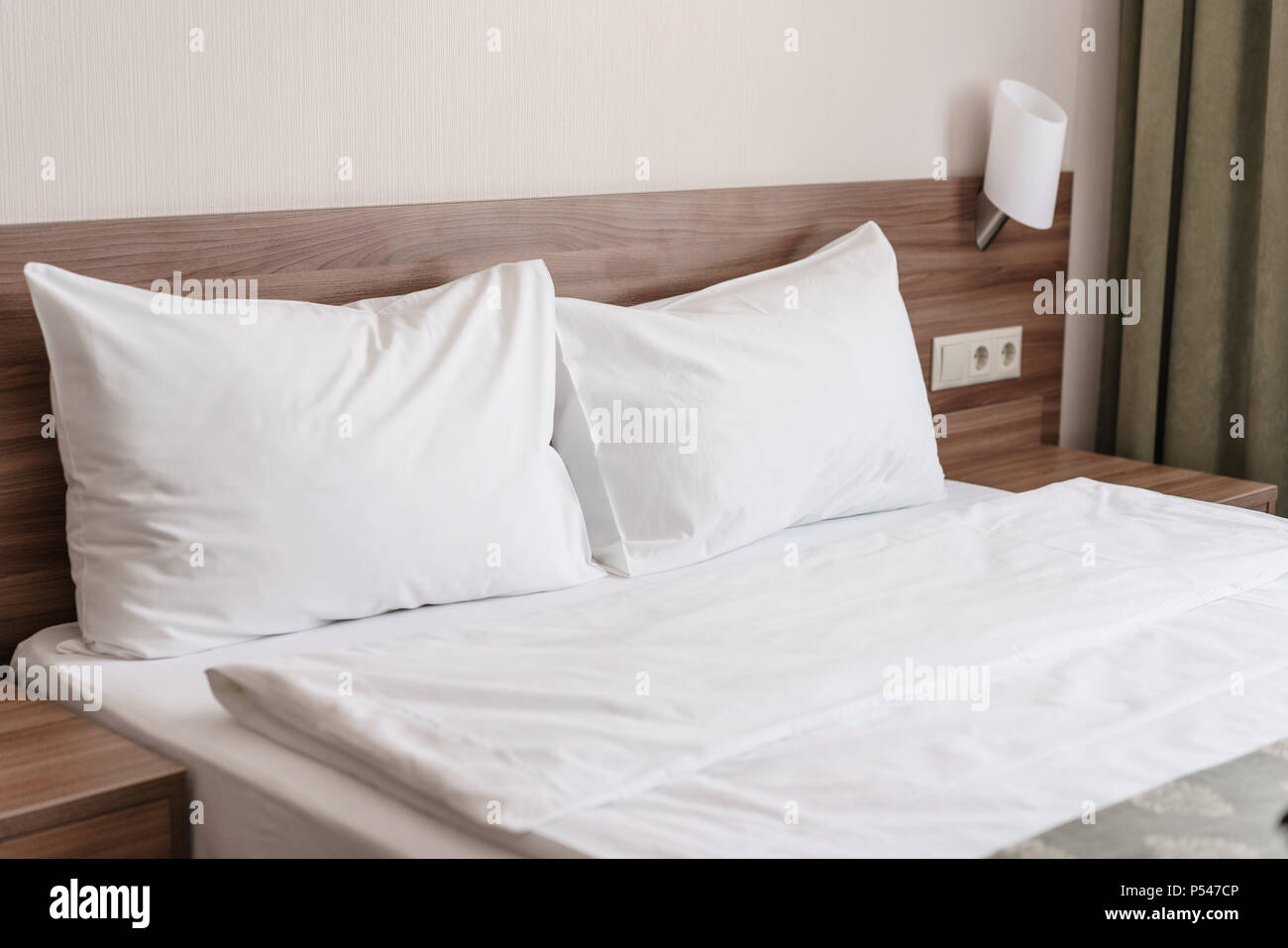 Moderne Schlafzimmer mit Doppelbett. Komfortabel mit weichen, weißen Kissen  auf dem Bett. In den Zimmern einer Wohnung oder Hotel Stockfotografie -  Alamy