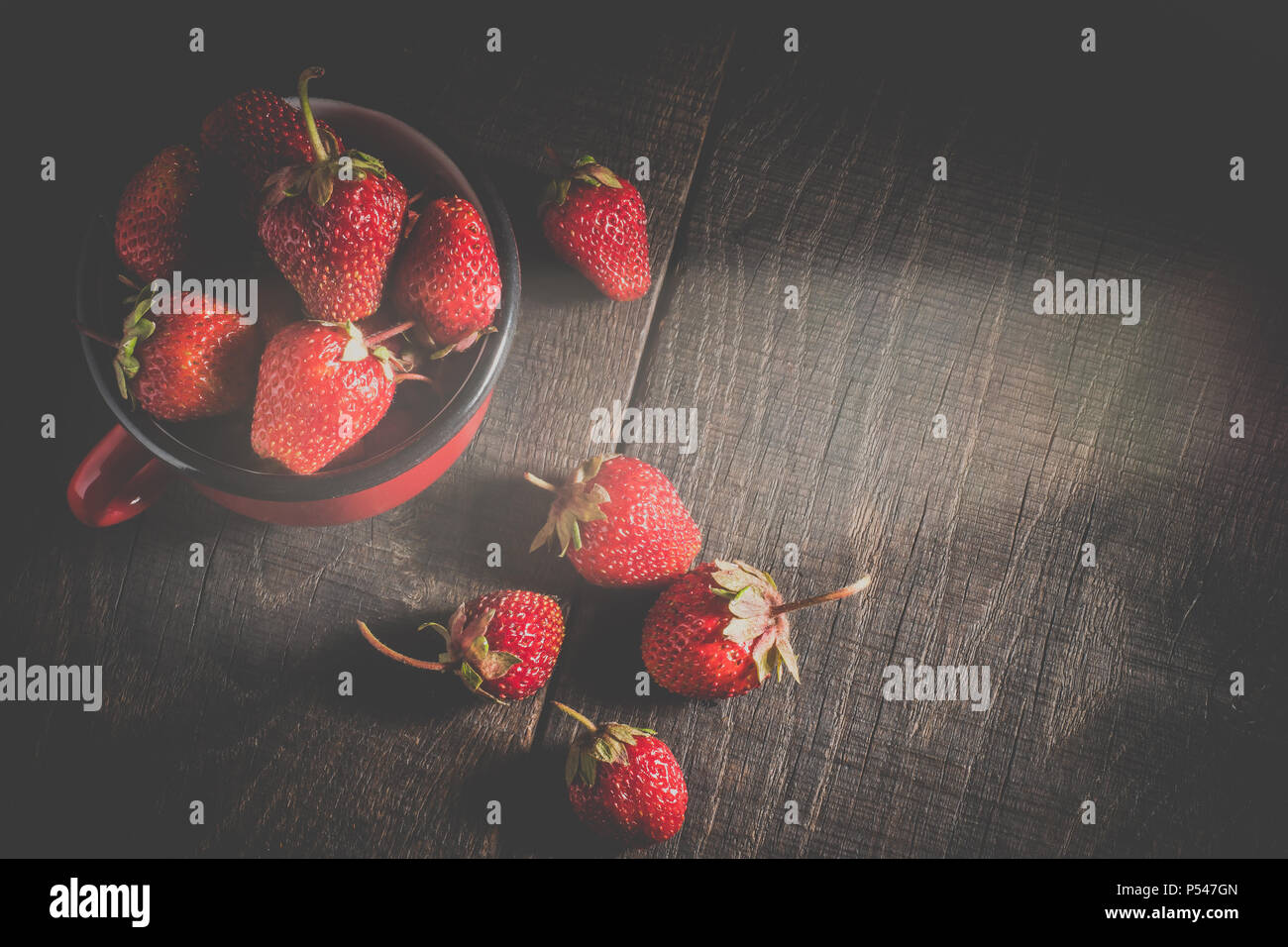 Lein-Wand-Bild Essensbilder Früchte Erdbeeren in weißer Schale auf dunklem Holz
