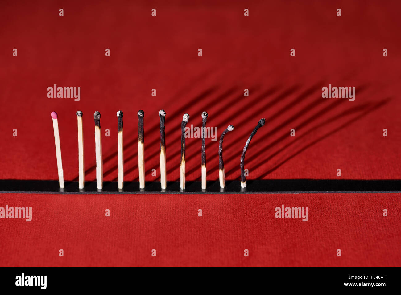Verbrannte Streichhölzer auf Hintergrund im Studio Stockfoto