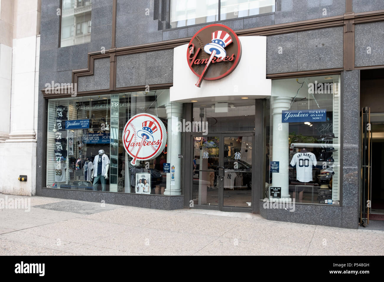 Das Äußere der New York Yankees Store auf der Fifth Avenue in Midtown Manhattan, New York City. Stockfoto