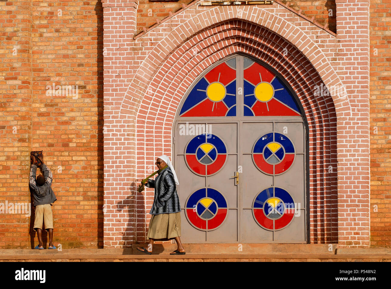 Ruanda, Byumba, bunte Tür der katholischen Kirche/RUANDA, Byumba, farbige Tuerd er Kirche Stockfoto