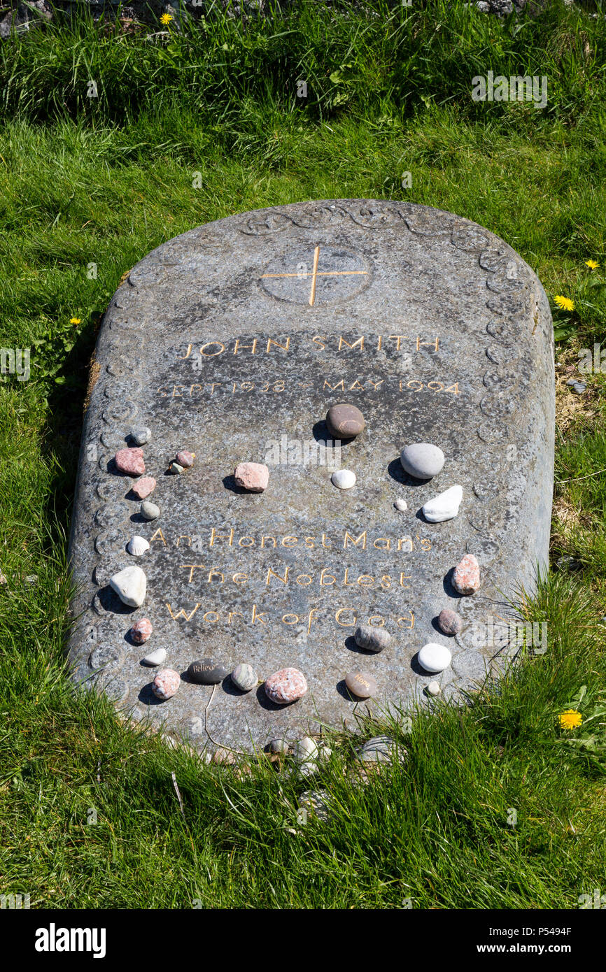 Das Grab des ehemaligen Labour leader John Smith außerhalb des historischen mittelalterlichen Abteikirche auf der Hebriden Insel Iona, Argyll und Bute, Schottland, Großbritannien Stockfoto