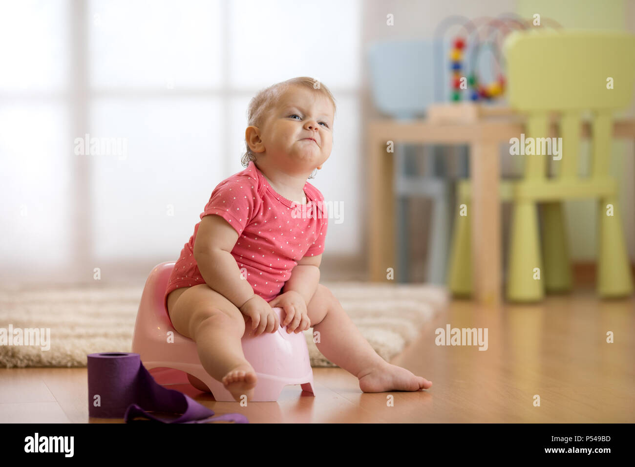 Potty training little girl sitting Fotos und Bildmaterial in hoher