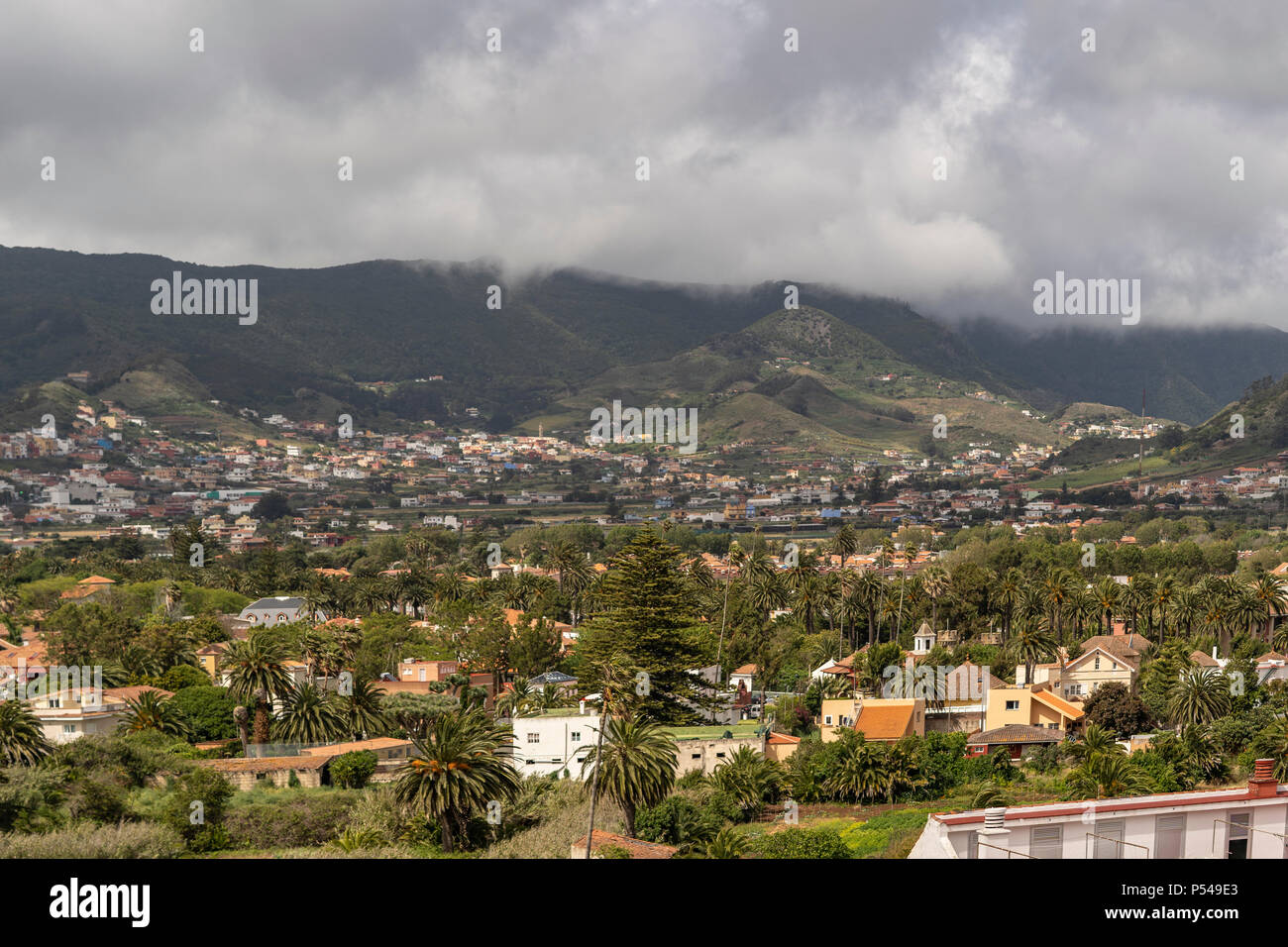 La Laguna, Teneriffa, Kanarische Inseln, 7. Juni 2018: Die Straßen und Gebäude im historischen Zentrum von San Cristobal de La Laguna, von oben gesehen Stockfoto