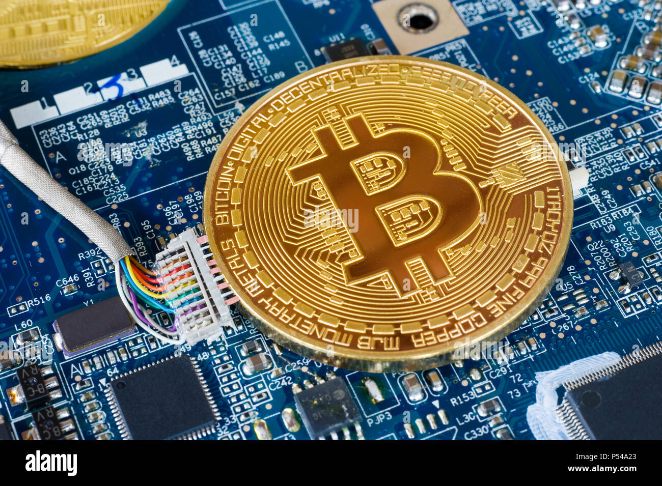 Kabelgebundene bitcoin in der Hauptplatine des Computers Stockfoto