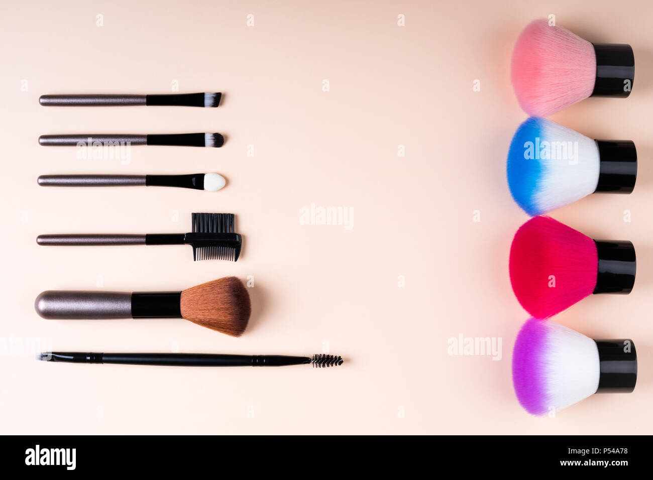 Kosmetik Zubehör für Make-up auf beigen Hintergrund flach. Satz von Kosmetik bürsten. Minimale Zusammensetzung. Mode und Beauty blogging Konzept. Top Stockfoto