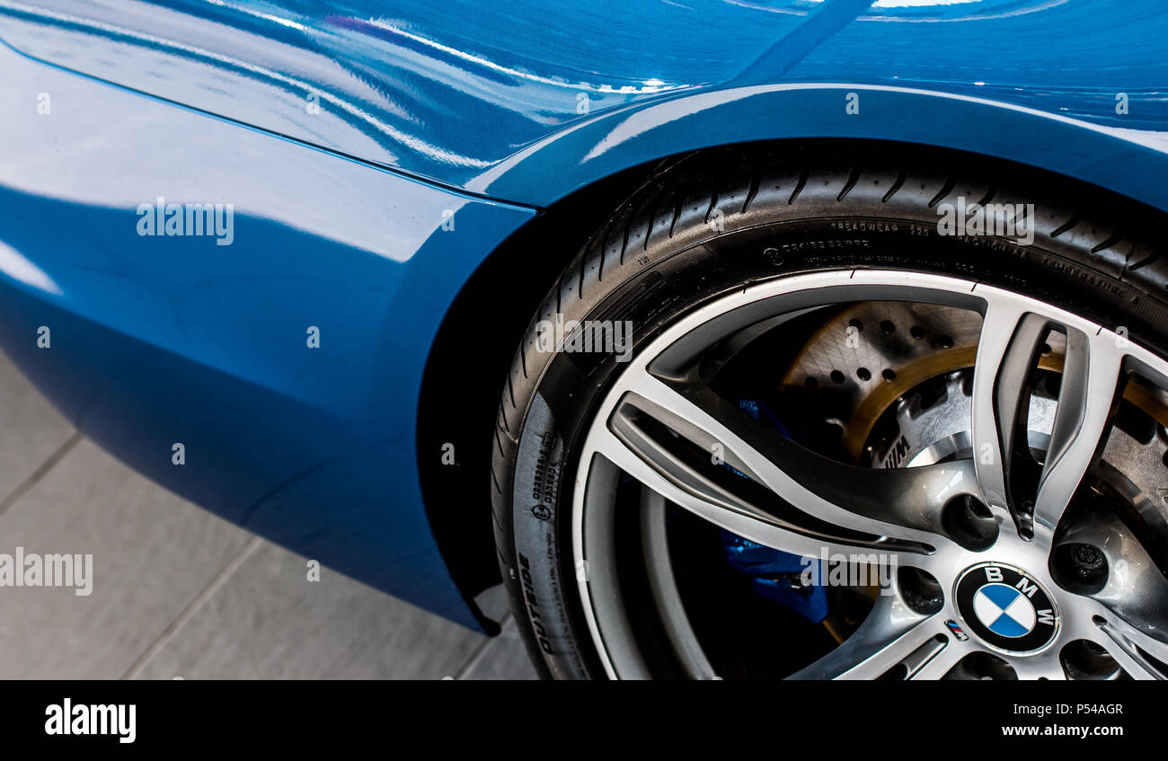 Die hinteren Reifen eines BMW M5 (F10) Sport Auto Stockfotografie - Alamy