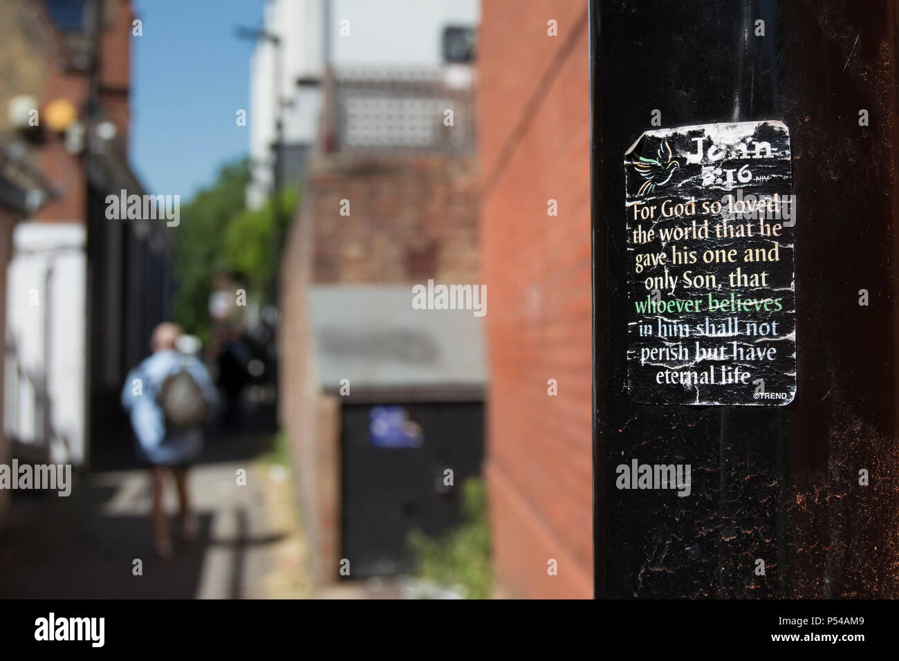 Aufkleber mit Bibel Zitat aus Johannes 3:16 Strassenlaterne Stockfoto