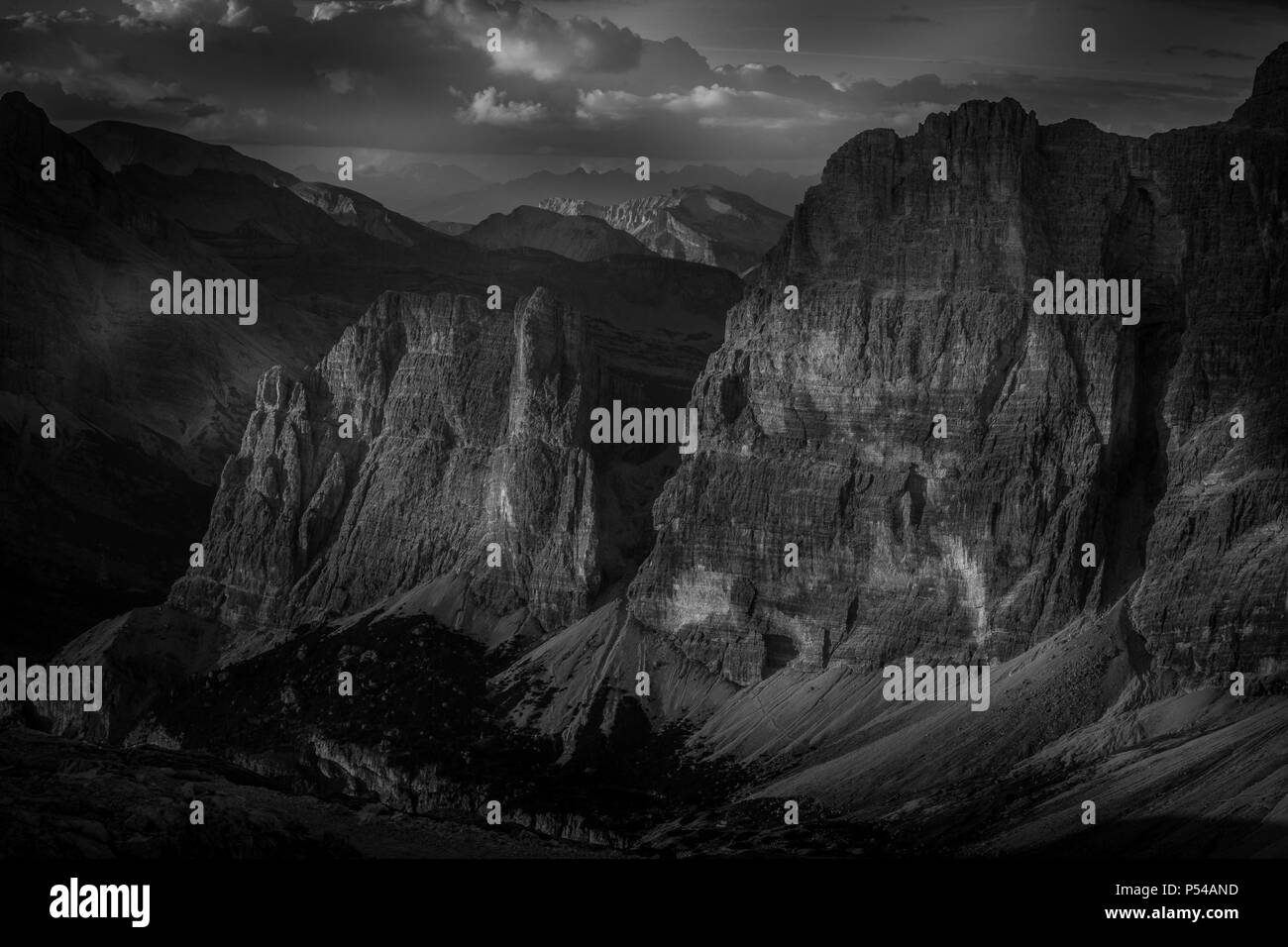 Schwarzweiß-Effekt der wunderbaren Dolomiten Wände der Cima Scotoni, Lagazuoi, Venetien, Italien Stockfoto