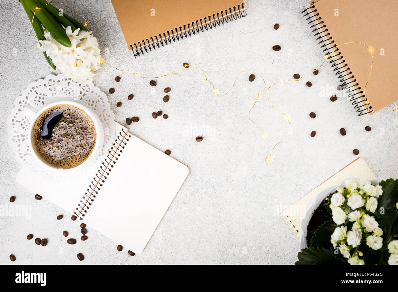 Flach feminin Hintergrund mit Kaffeetasse, Notebooks und Blume. Weiblichkeit noch leben. Gemütliches Wochenende zu Hause Konzept. Ansicht von oben Stockfoto
