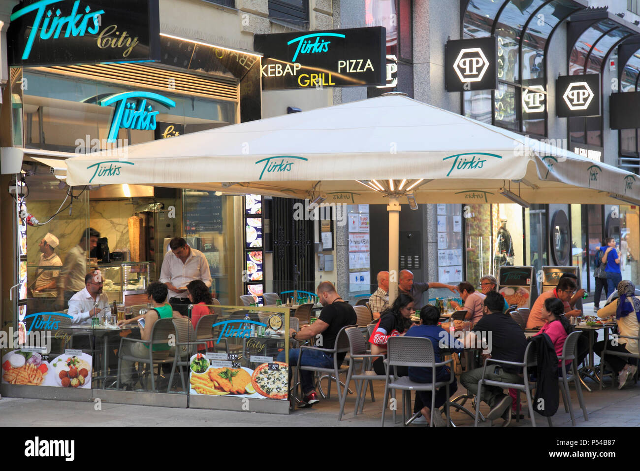 Österreich, Wien, türkisches Restaurant, Menschen, Stockfoto