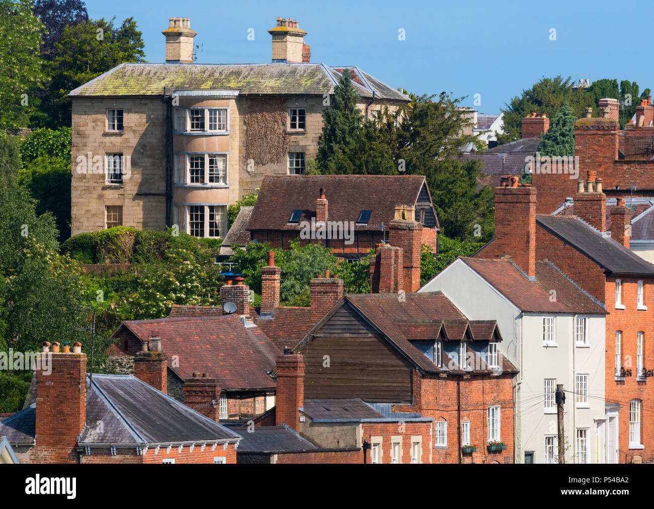 Dinham Hall Hotel mit Blick auf Häuser in Mill Street, Ludlow, Shropshire. Stockfoto