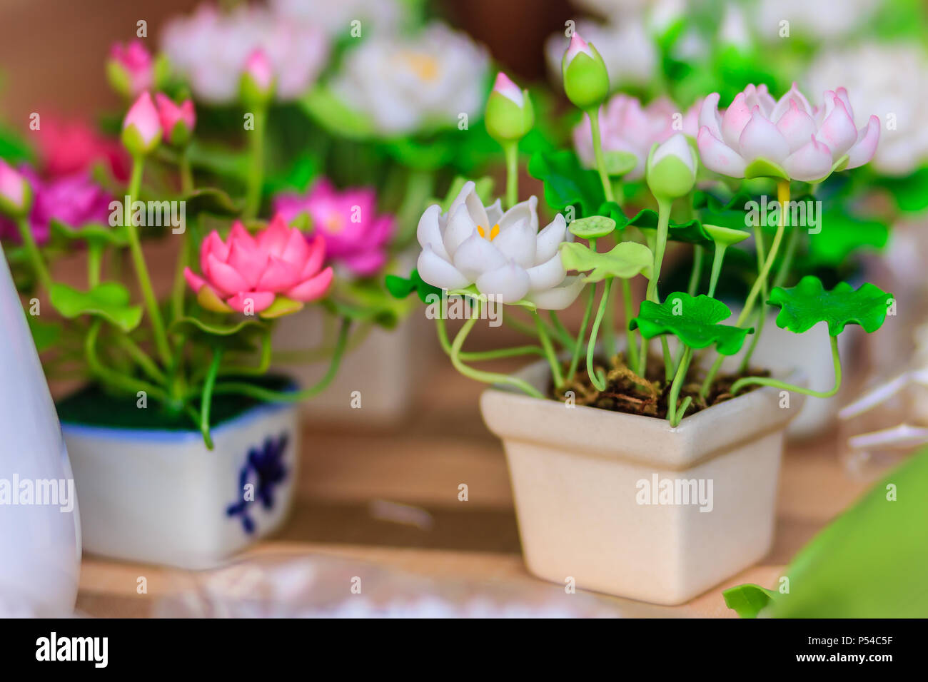 Cute knstliche Pink Lotus Blumen oder Seerose. Knstliche Lotus Blume,  handgefertigte Ton Lotus Blte mit grnen Blttern und rosa Bltenblatt,  DIY-kunst Produkt Stockfotografie - Alamy