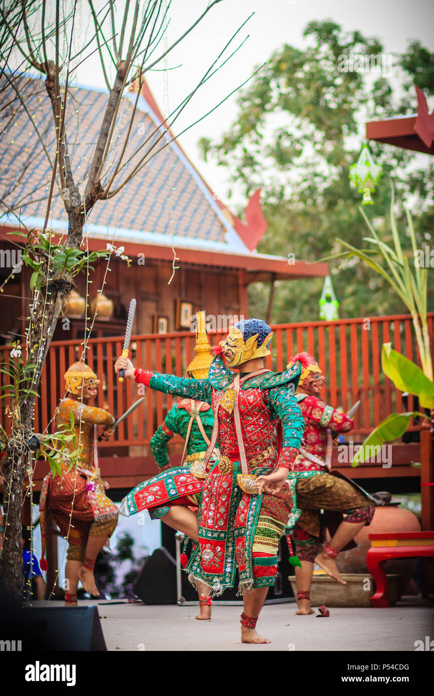 Khon ist traditioneller Tanz der thailändischen klassischen maskiert. Kunst Kultur Thailand Tanzen in Maskierte khon Tos-Sa-Kan und Hanuman in Literatur Ramayana. Stockfoto