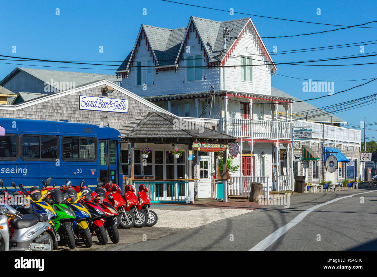 Motorroller mieten, um Besucher und Touristen an Stromkreis Avenue Extension in Falmouth, Massachusetts auf Martha's Vineyard zur Verfügung. Stockfoto
