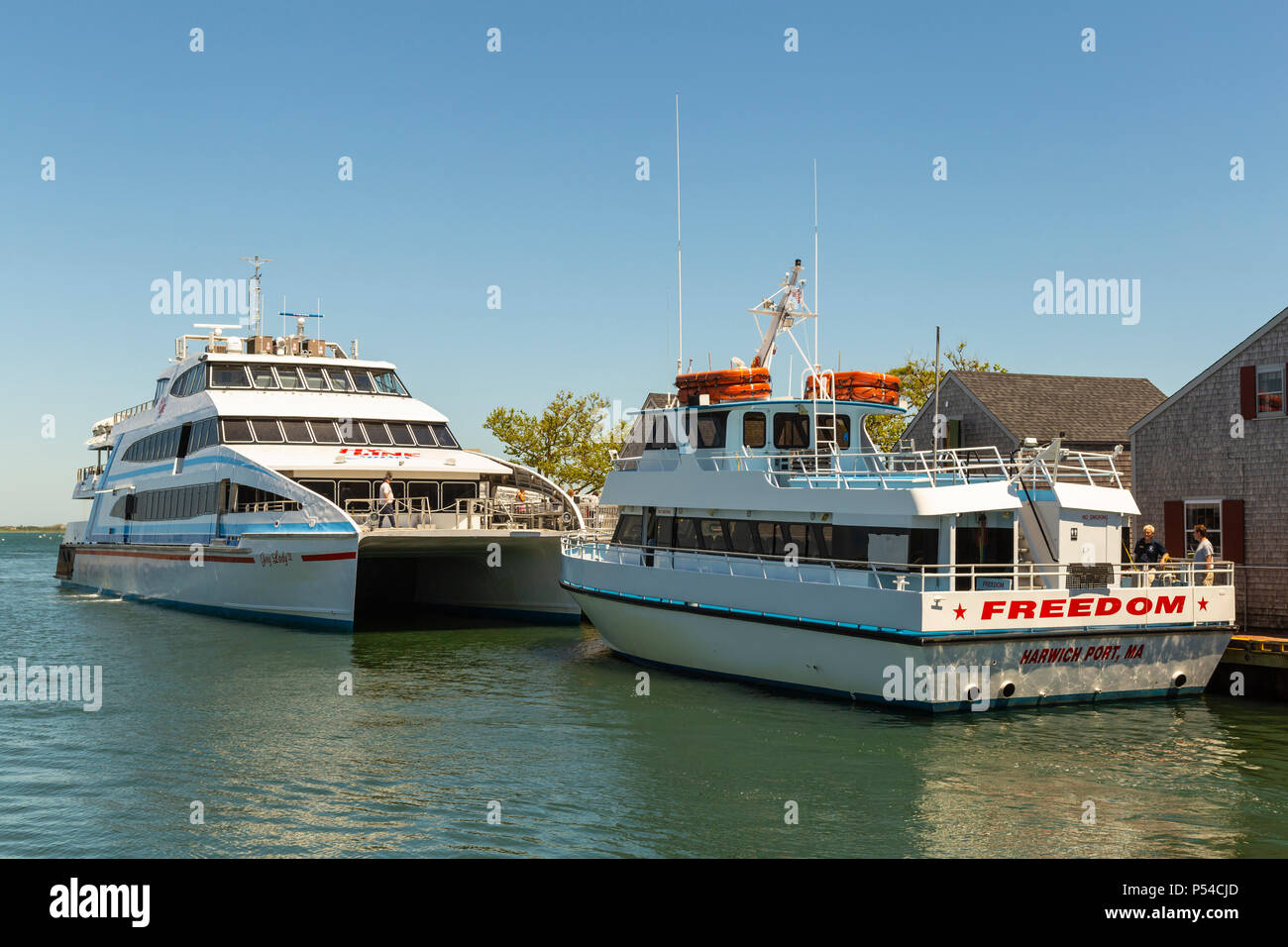 Ein hy-line Fähren Kreuzfahrten nach Hyannis und eine Freiheit Cruise Line Fähren nach Harwich Hafen bereiten gerade Wharf in Nantucket, Massachusetts abzuweichen. Stockfoto