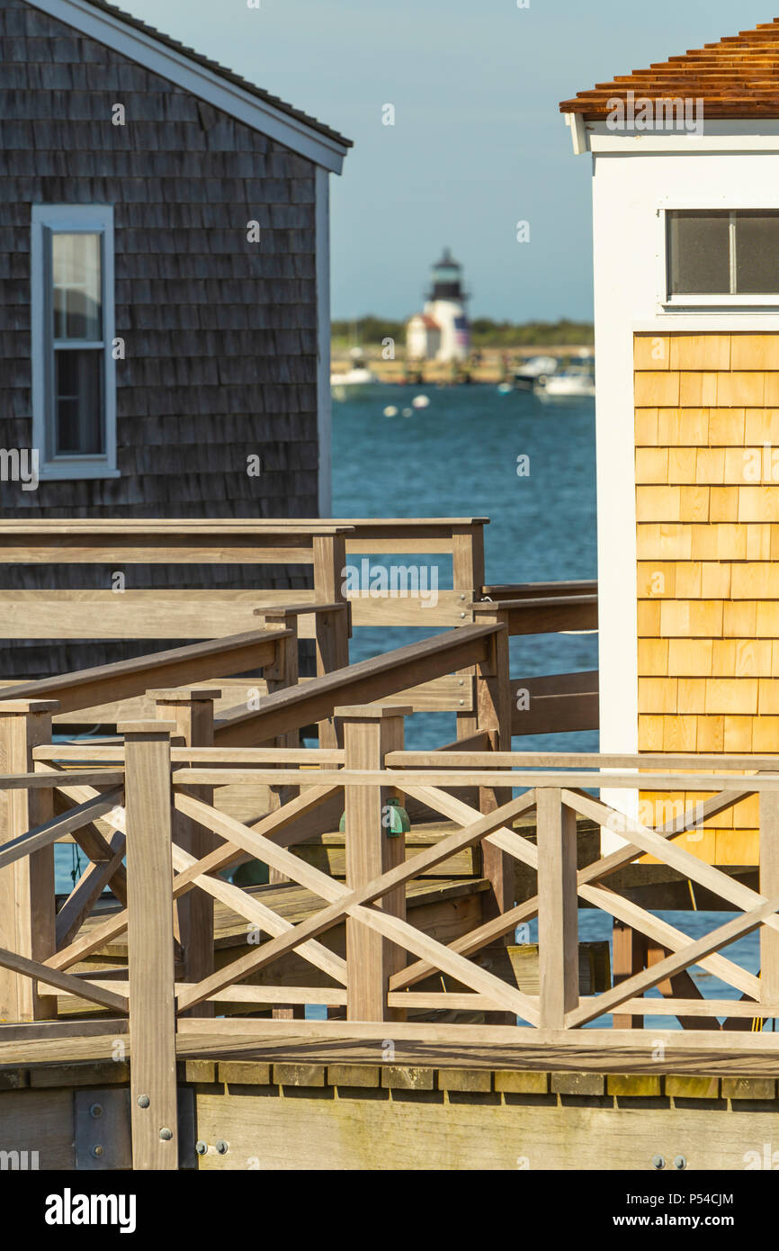 Eine Fernsicht auf Brant Point Leuchtturm zwischen Waterfront Cottages auf alten North Wharf in Nantucket, Massachusetts. Stockfoto