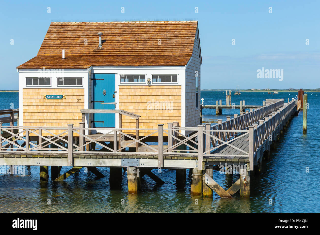Eine der Waterfront Cottages auf alten North Wharf in Nantucket, Massachusetts. Stockfoto