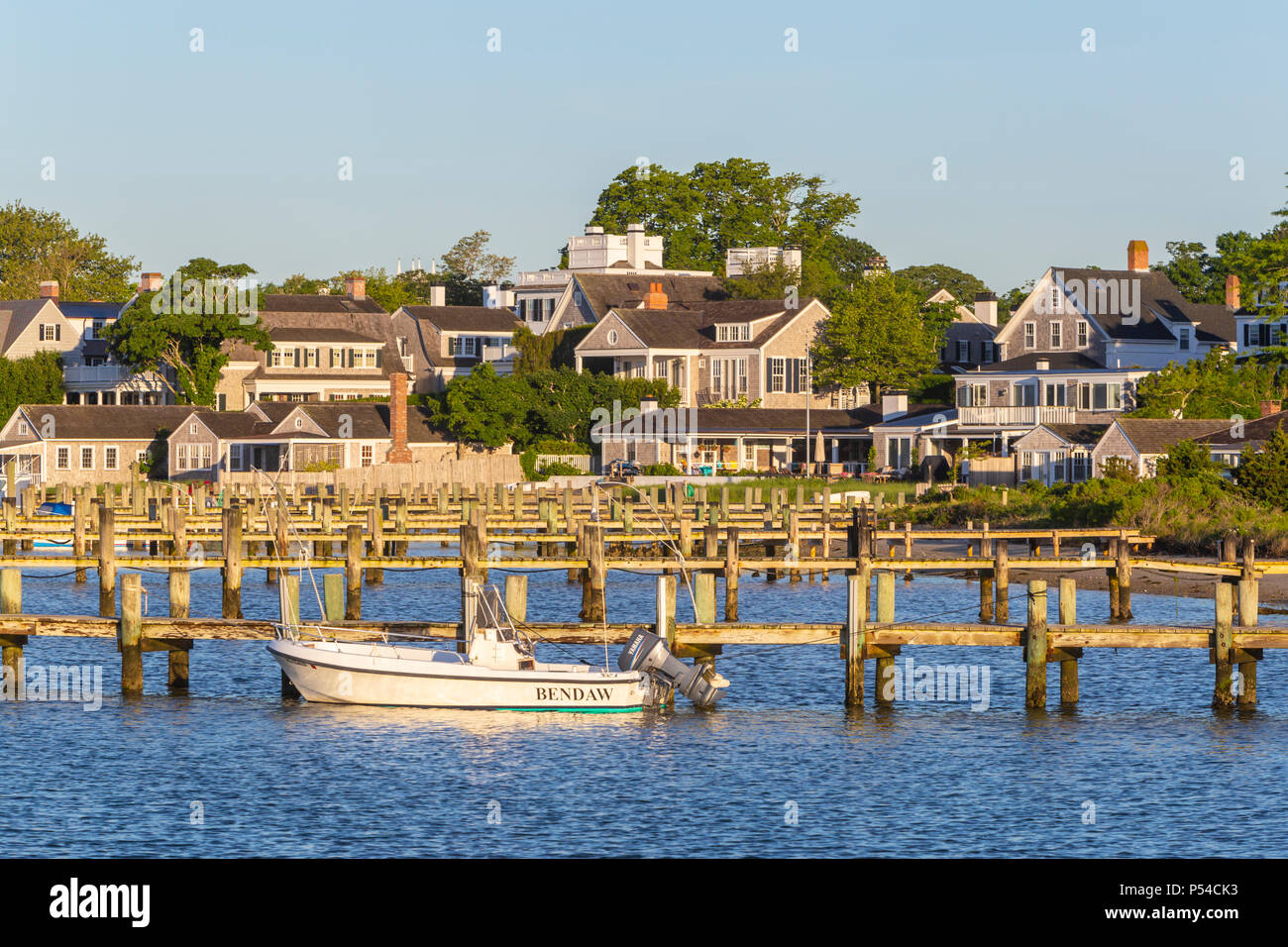 Ein Boot im Hafen angedockt, der durch Häuser stattliche Kapitäne" in Chatham, Massachusetts auf Martha's Vineyard übersehen. Stockfoto