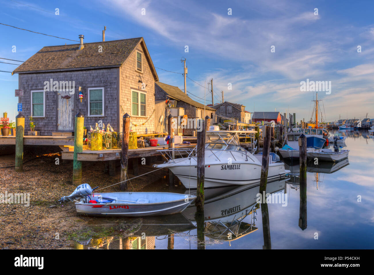 Die kommerzielle Fischerdorf Menemsha und Boote in Menemsha Becken in Chilmark, Massachusetts auf Martha's Vineyard angedockt. Stockfoto