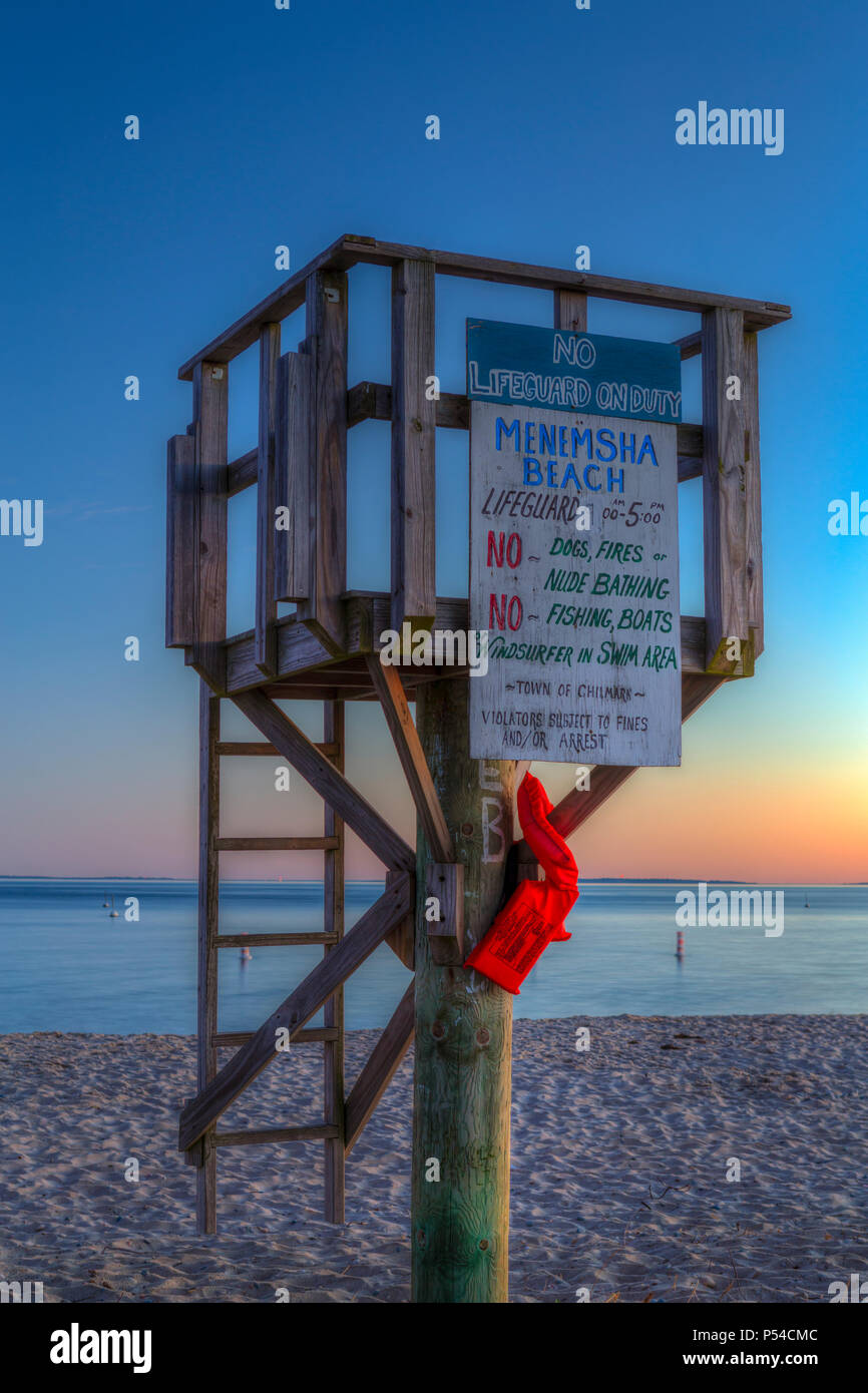 Die aufgehende Sonne bringt Farbe in den Himmel über den Weinberg während der Morgendämmerung auf menemsha Strand in Chilmark, Mass auf Martha's Vineyard. Stockfoto