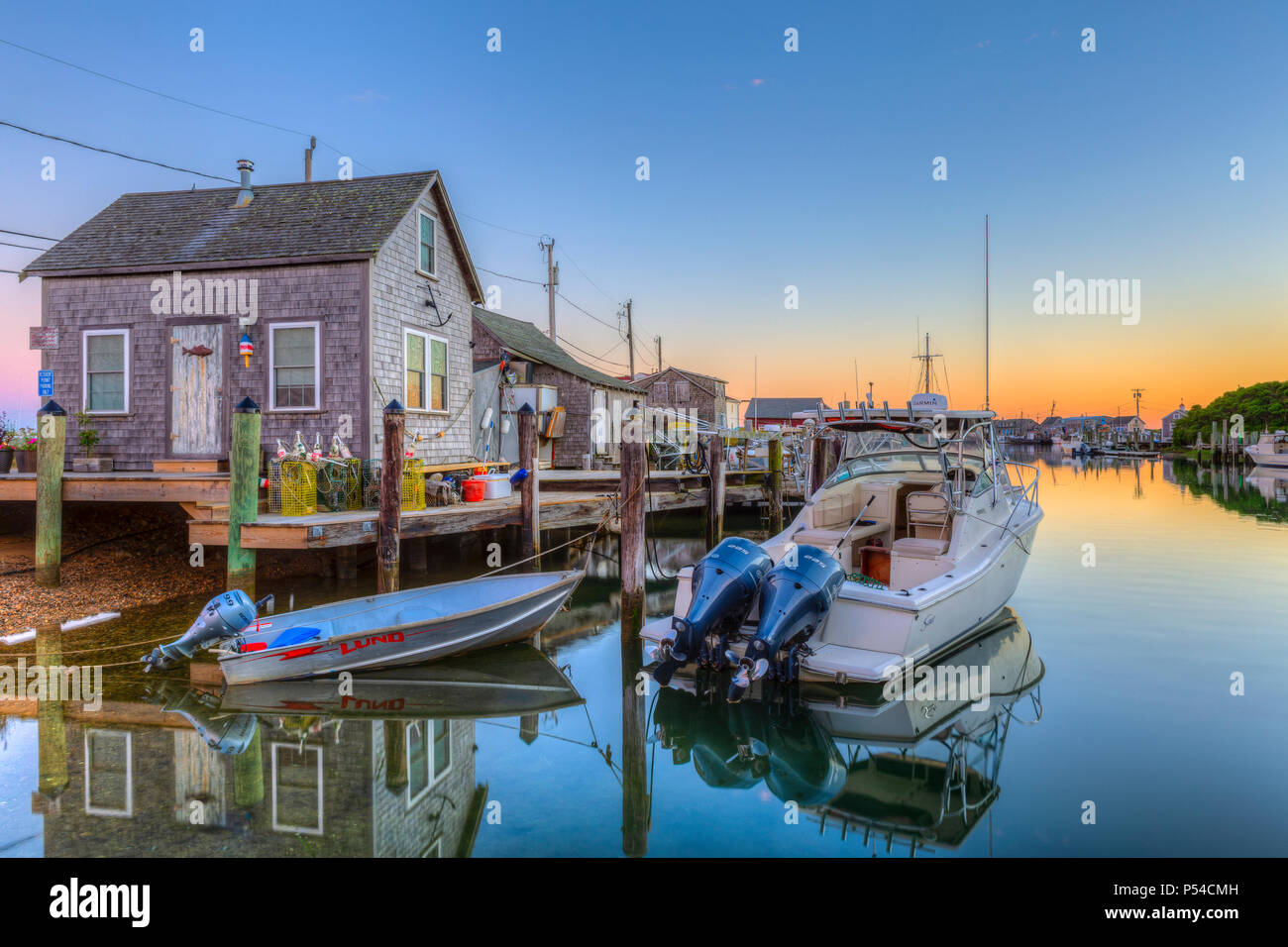 Die kommerzielle Fischerdorf Menemsha unter einem bunten Himmel während der Morgendämmerung, im Chilmark, Massachusetts auf Martha's Vineyard. Stockfoto