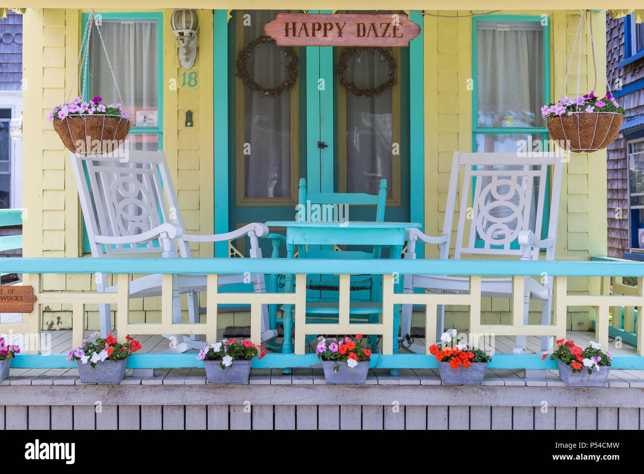 Der Veranda eines bunten gingerbread Cottage in der Martha's Vineyard Camp Meeting Association (MVCMA) in Oak Bluffs, Massachusetts. Stockfoto