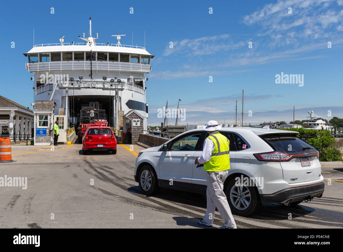 Ein Mann sammelt Bordkarten Autos an Bord des Dampfschiffes Behörde Fähre 'MV Insel Startseite ' in Vineyard Haven auf Martha's Vineyard geladen werden. Stockfoto