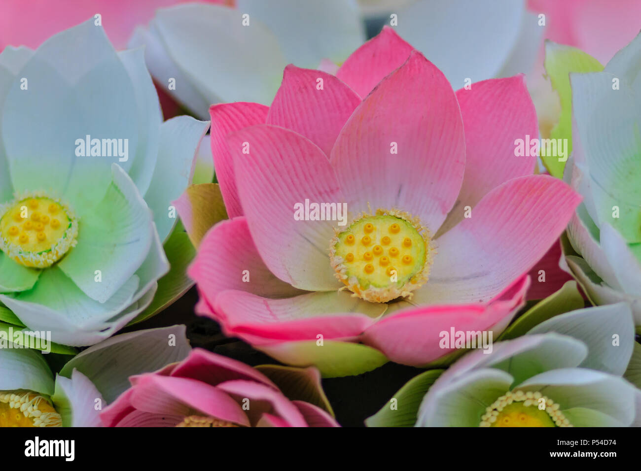 Cute künstliche Pink Lotus Blumen oder Seerose. Künstliche Lotus Blume,  handgeschöpftem Papier Lotus Blume mit rosa und gelben Blatt Blütenblatt,  DIY-kunst Produk Stockfotografie - Alamy