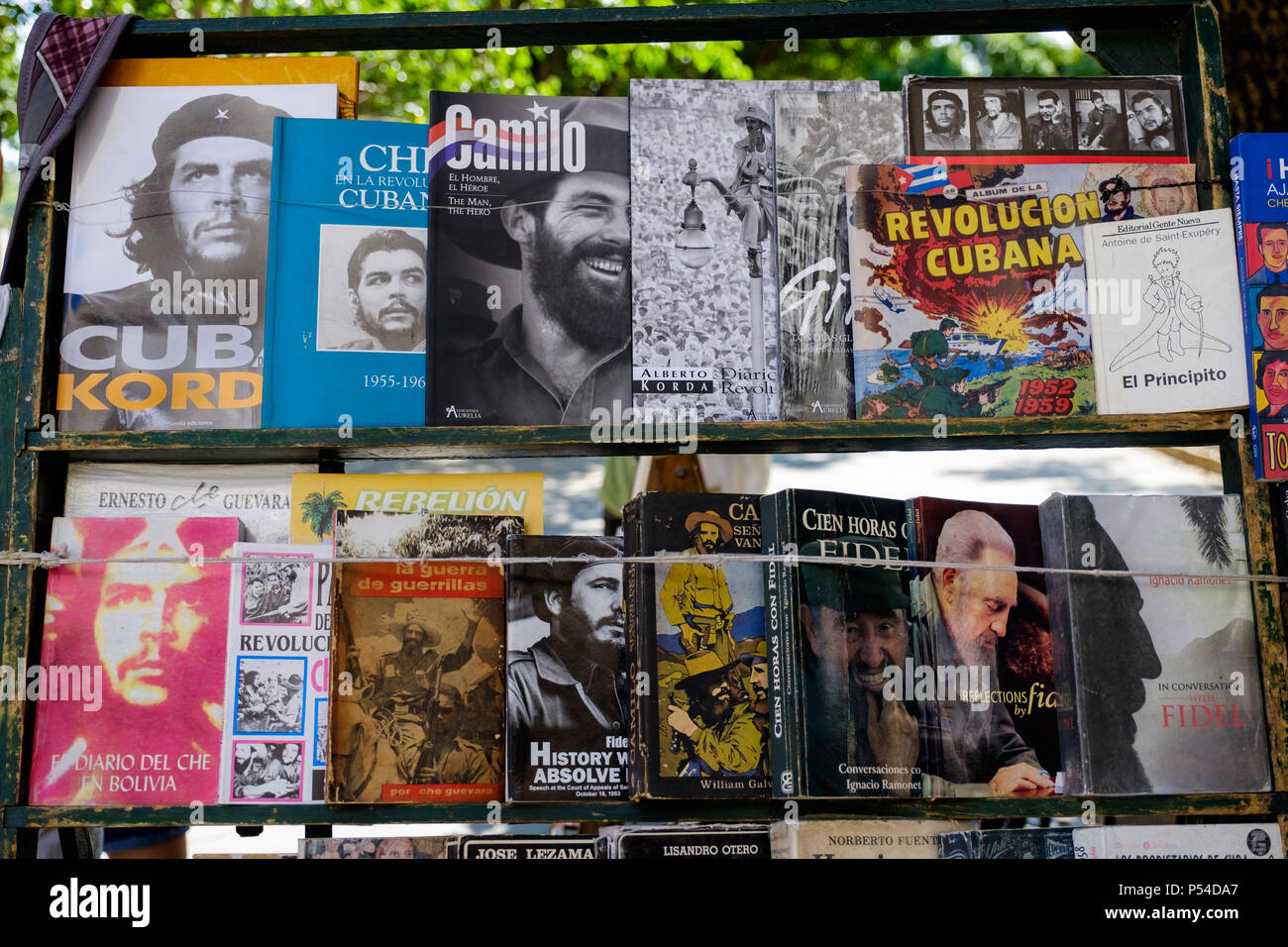 Havanna, Kuba - ca. Mai 2016: Zeitungsstand verkaufen alte Bücher in den Straßen von Havanna Stockfoto