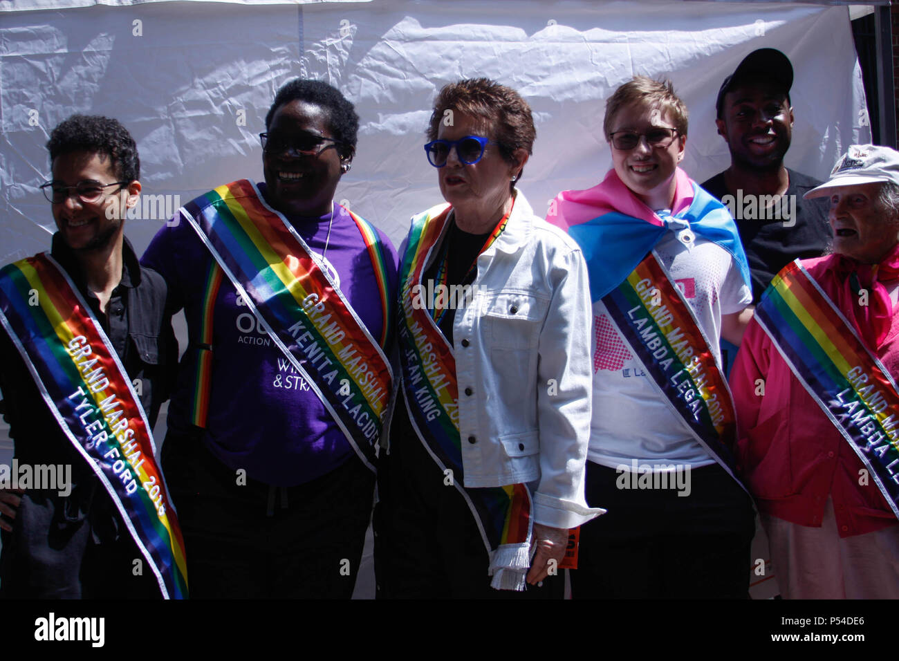 In den Vereinigten Staaten. 24. Juni, 2018. Die Teilnehmer tragen einen farbenfrohen Kostüme während der CSD-Parade. Credit: niyi Fote/Thenews 2 / Pacific Press/Alamy leben Nachrichten Stockfoto