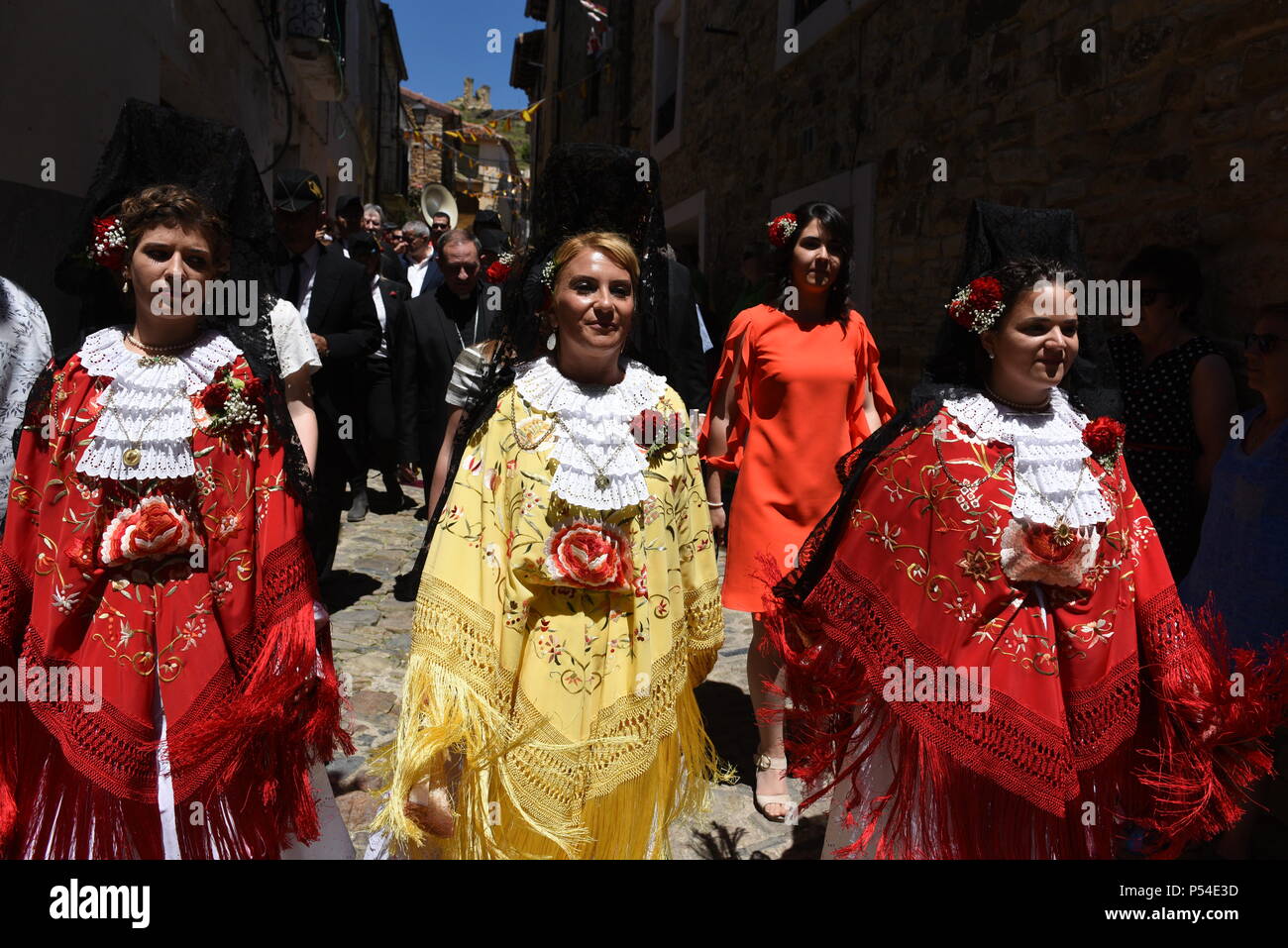 San Pedro Manrique, Spanien. 24. Juni, 2018. Drei "óndidas' in traditionellen Kostümen während der Feier der alten Tradition des 'La Descubierta" in San Pedro Manrique gekleidet, Nordspanien. Bin óndidas" waren die Priesterinnen, dass das Angebot von Blumen und Früchten zu den Göttern, wenn diese Länder durch den Keltiberischen Stämmen während der letzten Jahrhunderte v. Chr. bewohnt waren. Credit: Jorge Sanz/Pacific Press/Alamy leben Nachrichten Stockfoto