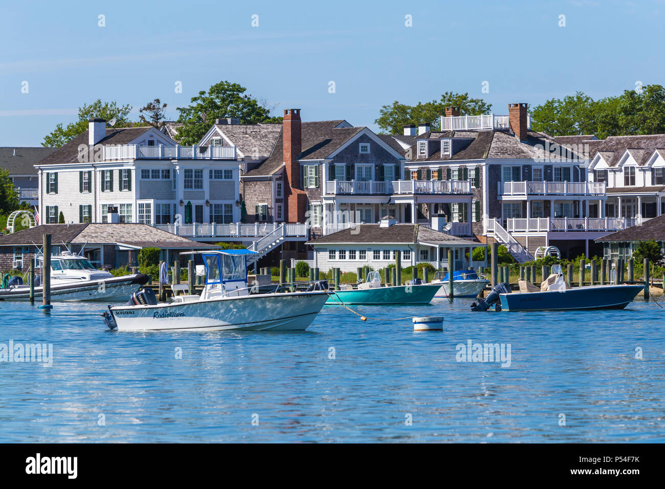 Boote vor Anker und im Hafen angedockt, der durch Häuser stattliche Kapitäne" in Chatham, Massachusetts auf Martha's Vineyard übersehen. Stockfoto