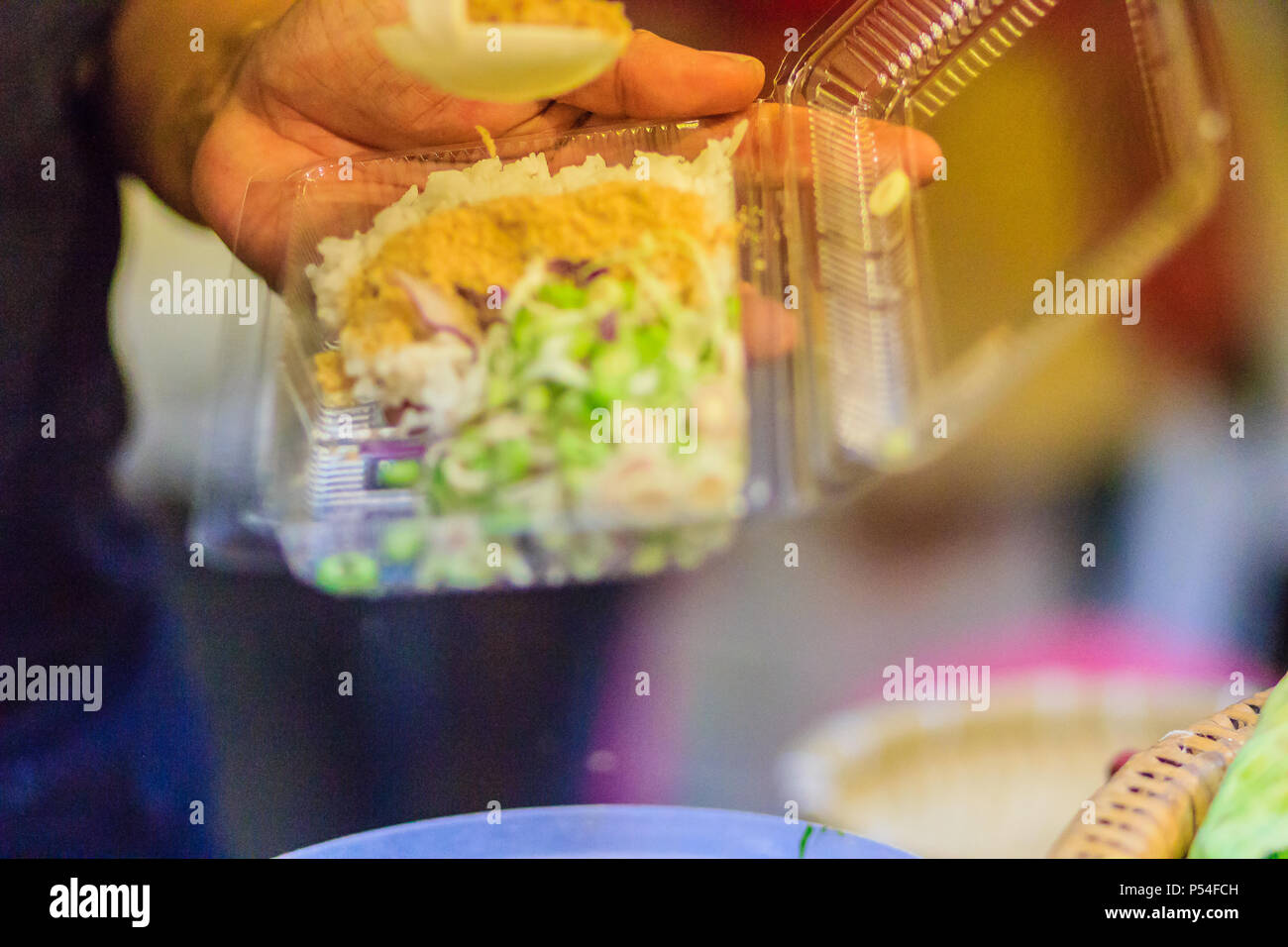 Anbieter verkaufen für Nasi kerabu oder Khao yum, die beliebte Speisen im Südlichen Thai-Style Reis mit Kräutern und Gemüse. Nasi kerabu ist ein Malaiisch Reis dis Stockfoto