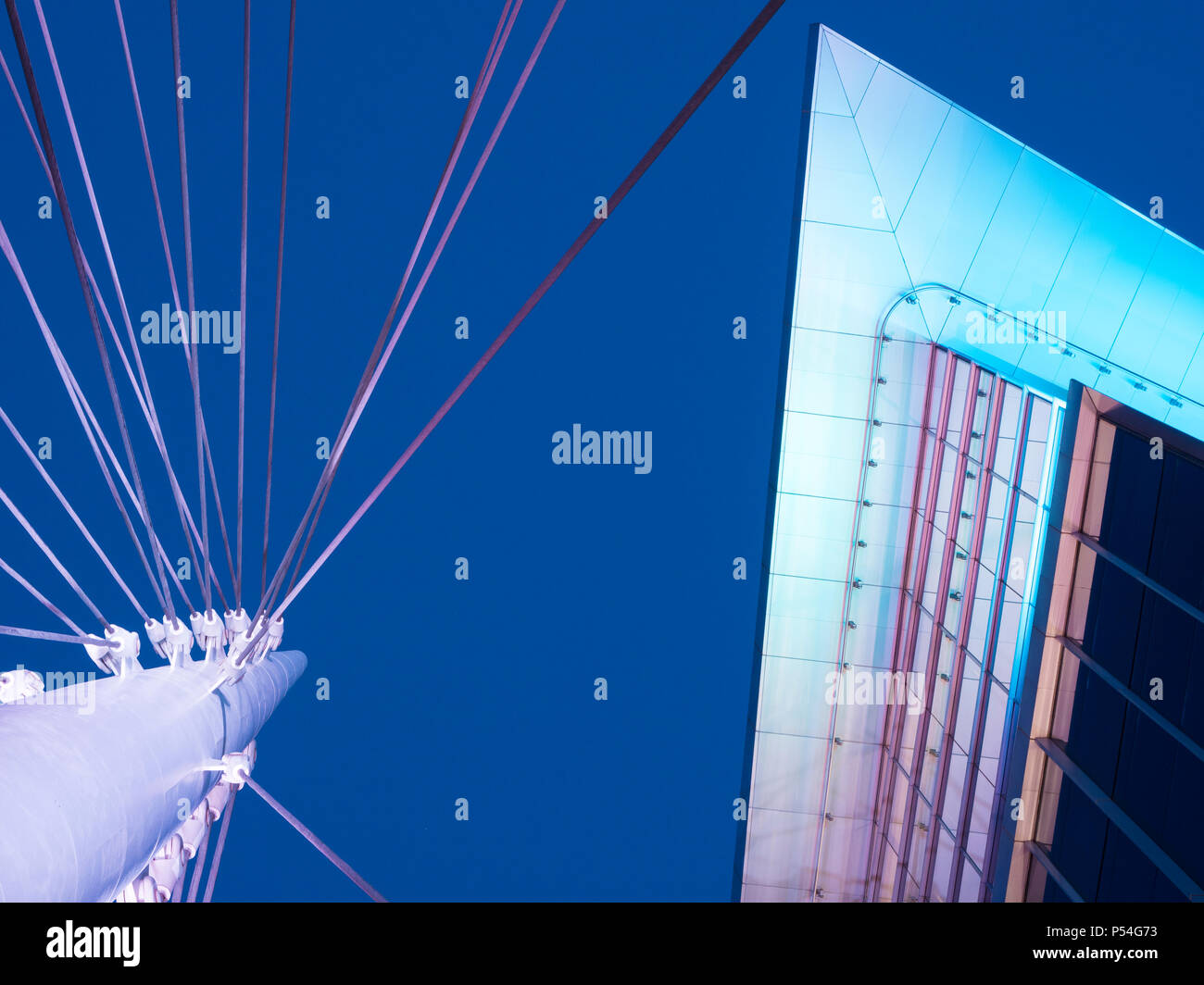Abstraktes Bild der DaVita Corporate HQ-Gebäude und der Stahl Mast der Denver Millennium Bridge Stockfoto
