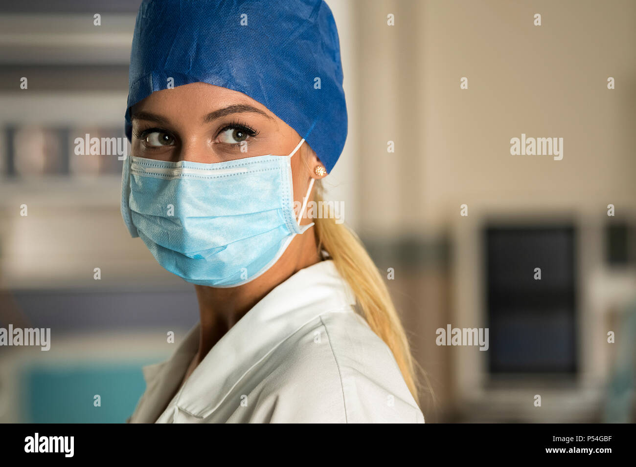 Blonde junge Krankenschwester Arzt in ICU-ÄH oder Zimmer Stockfoto