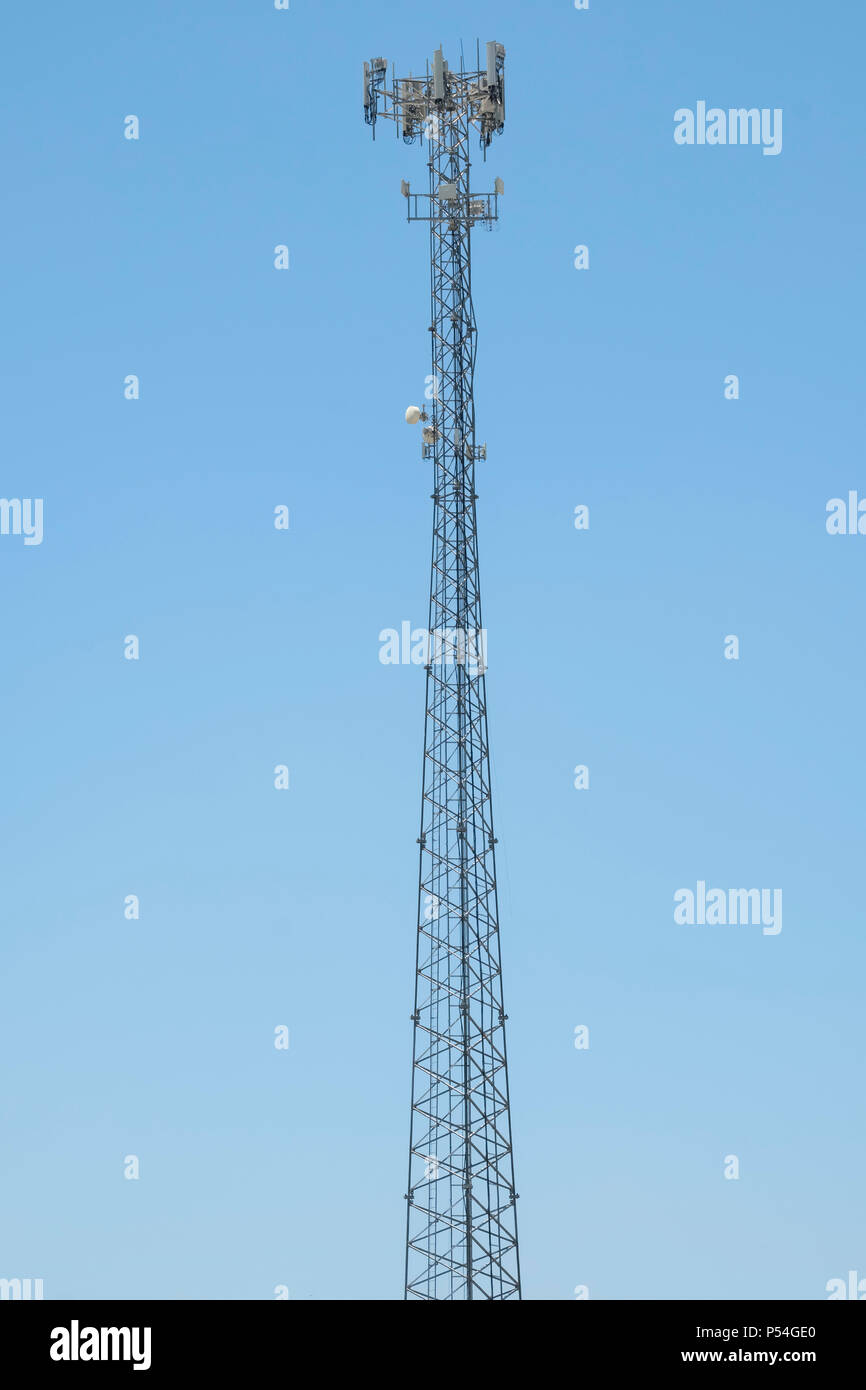 Zellturm mit Antennen Stockfoto