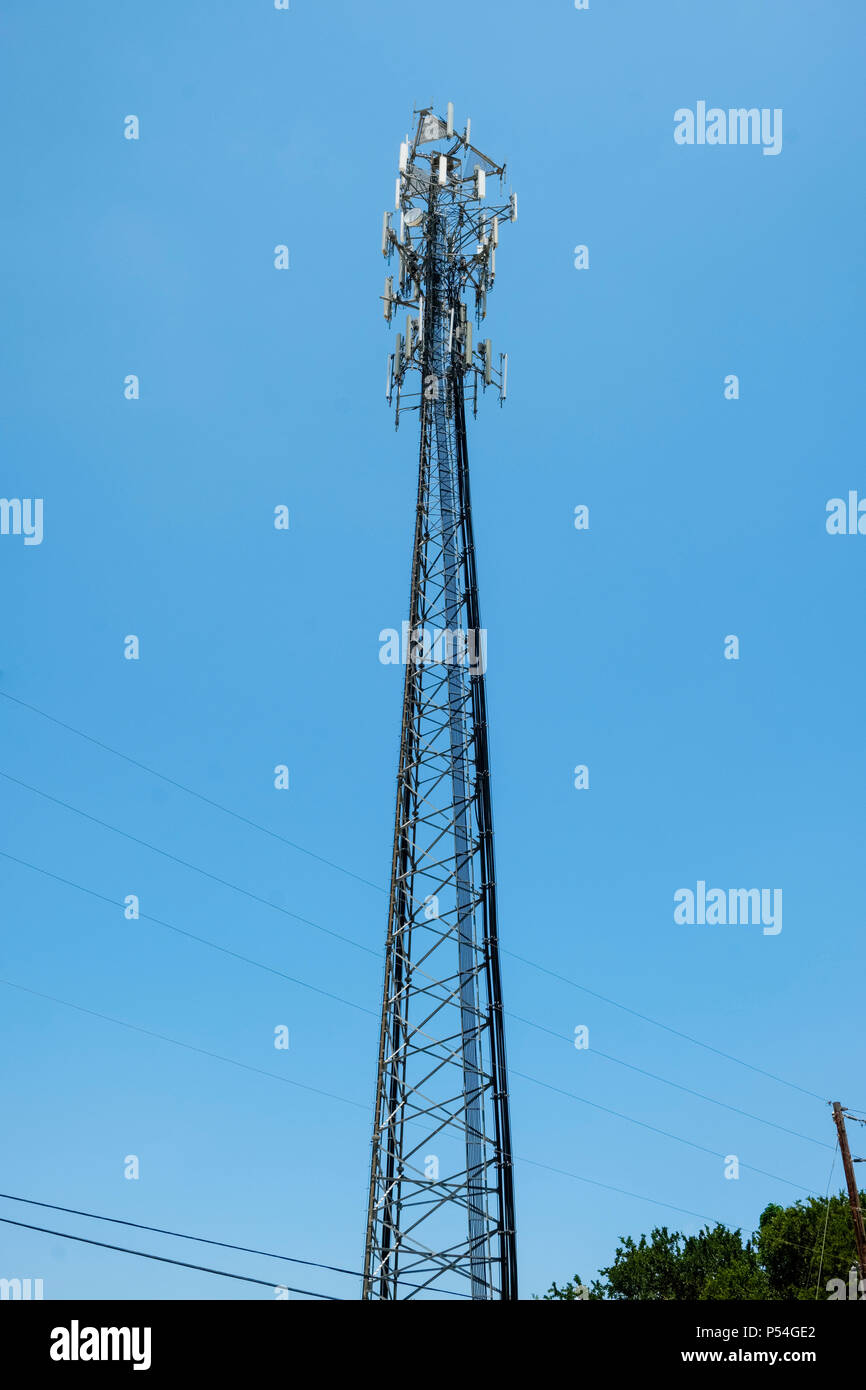 Zellturm mit Antennen Stockfoto