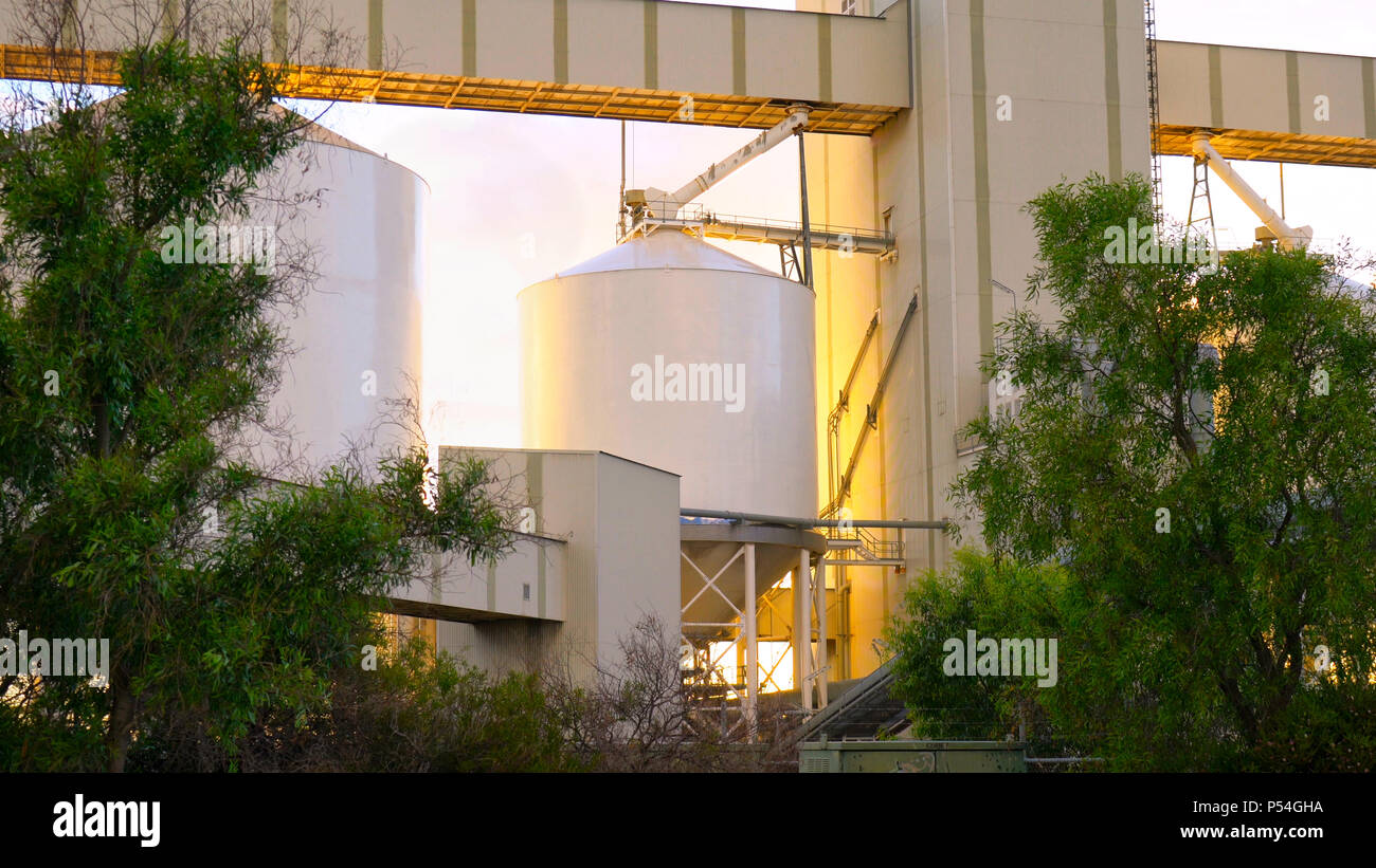 Getreidesilos im äußeren Hafen, Süd Australien, wo Export Körner wie Weizen zu den nahe gelegenen Versand Docks für Export conveyored sind, in der Dämmerung. Stockfoto