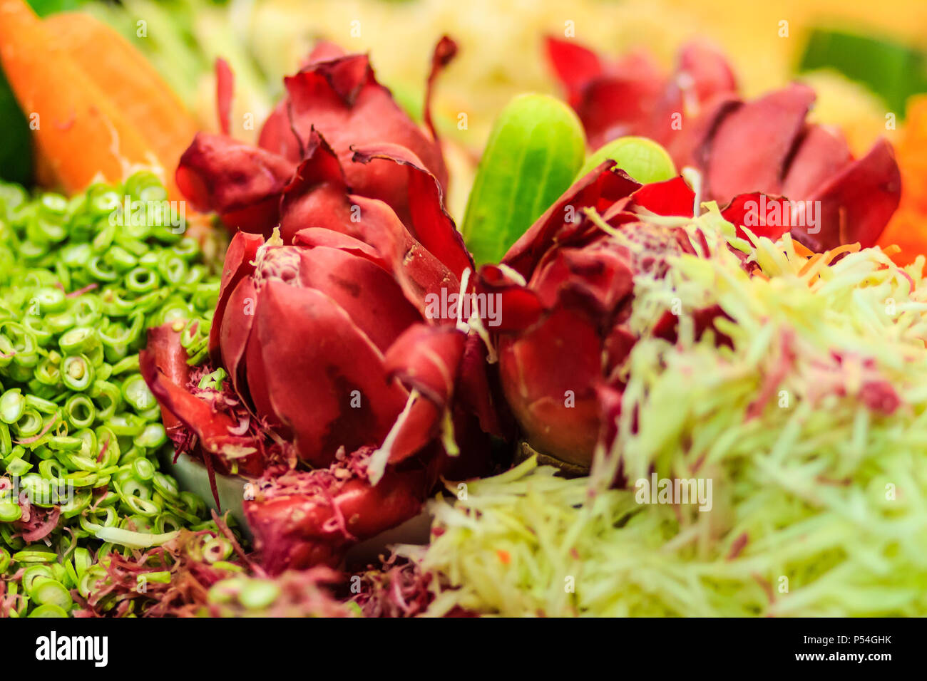 Anbieter verkaufen für Nasi kerabu oder Khao yum, die beliebte Speisen im Südlichen Thai-Style Reis mit Kräutern und Gemüse. Nasi kerabu ist ein Malaiisch Reis dis Stockfoto