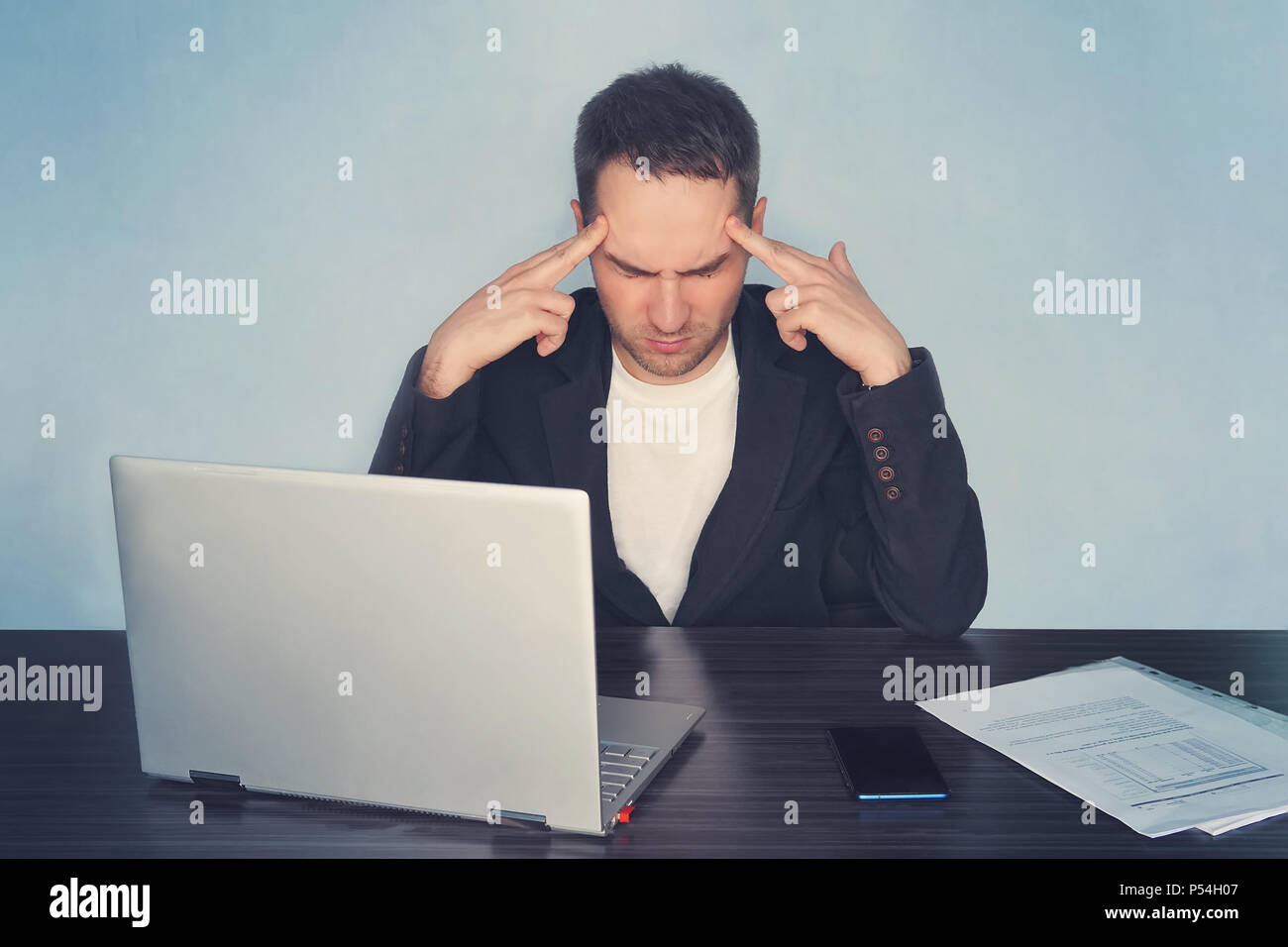 Junge nette Menschen, durch die der Ausfall des Systems mit den Händen auf dem Gesicht verloren, betonte, das Massieren des zeitlichen Region. Stress Müdigkeit fatigu Stockfoto