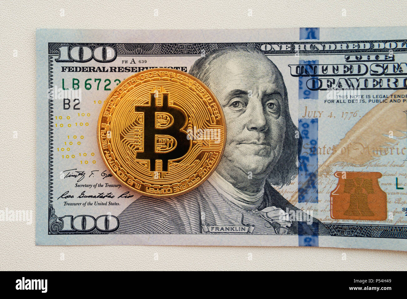 Bitcoin auf 100 Dollar bill Hintergrund, Gold Münze von bitcoin auf hundert  Dollar Bill. Das Ergebnis auf cryptocurrency Bergbau Stockfotografie - Alamy