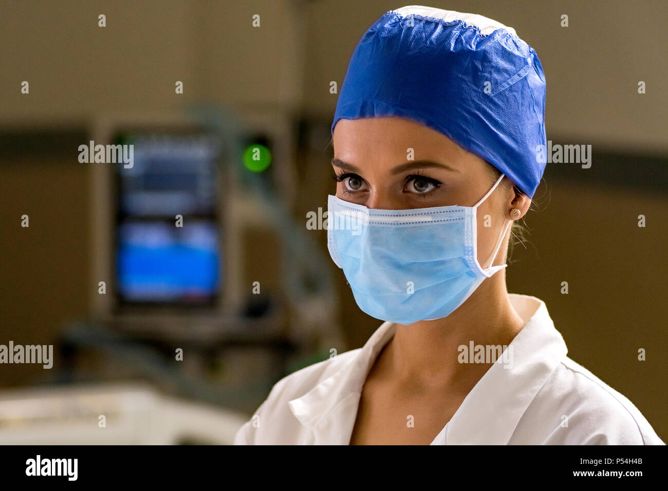 Blonde junge Krankenschwester Arzt in ICU-ÄH oder Zimmer Stockfoto