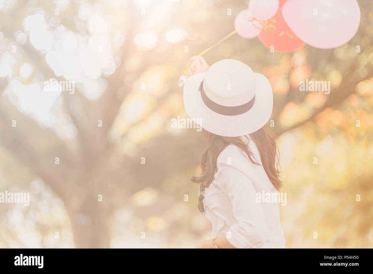 Rückseite der Happy girl Holding Ballon auf vintage Tone, Freiheit und Freizeit Konzept Stockfoto