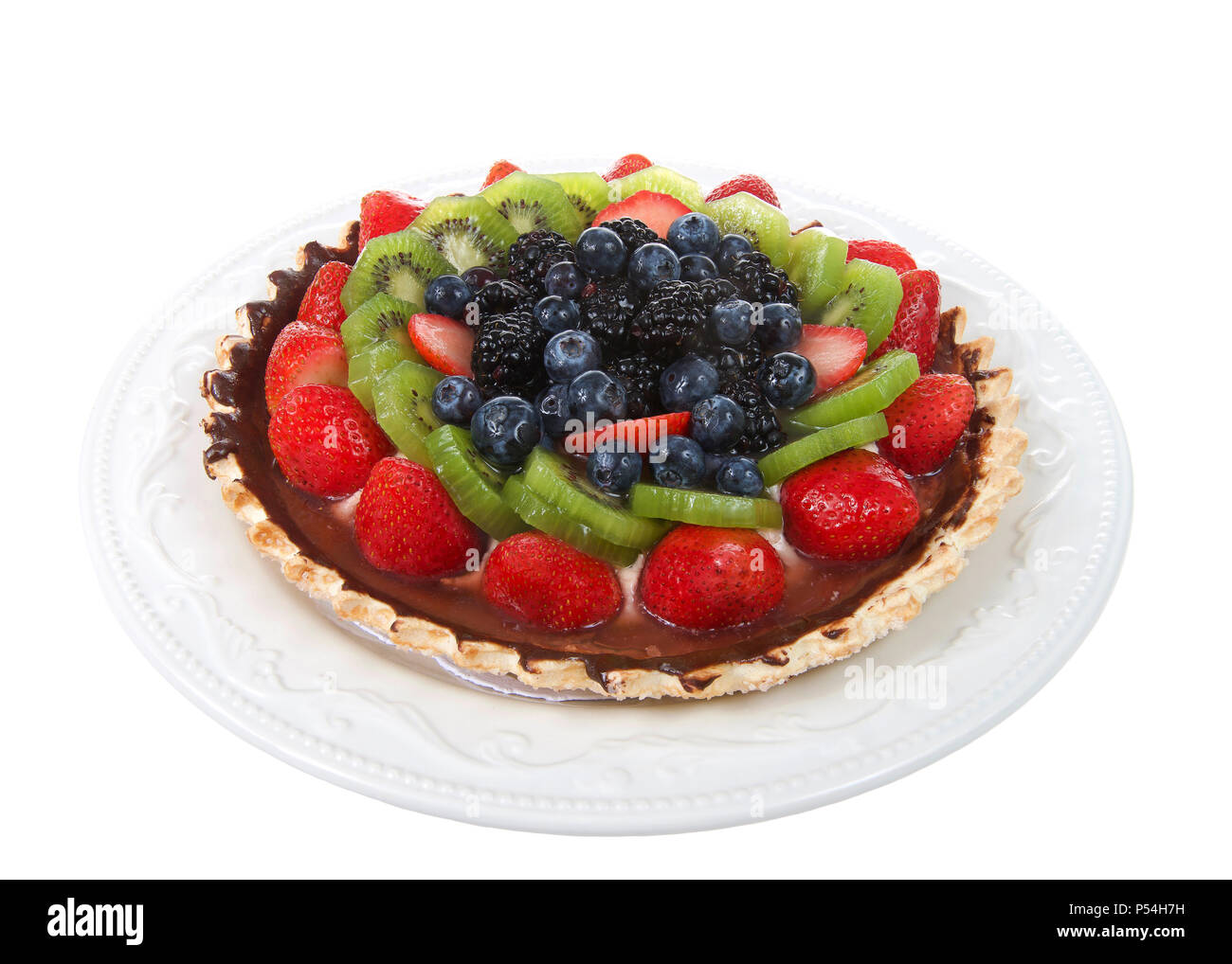 Frisches Obst Torte auf einem Gebäck Kruste überzogen mit Schokolade auf einem weißen Teller auf weißem Hintergrund. Fokus für tiefere Tiefenschärfe gestapelt. Stockfoto